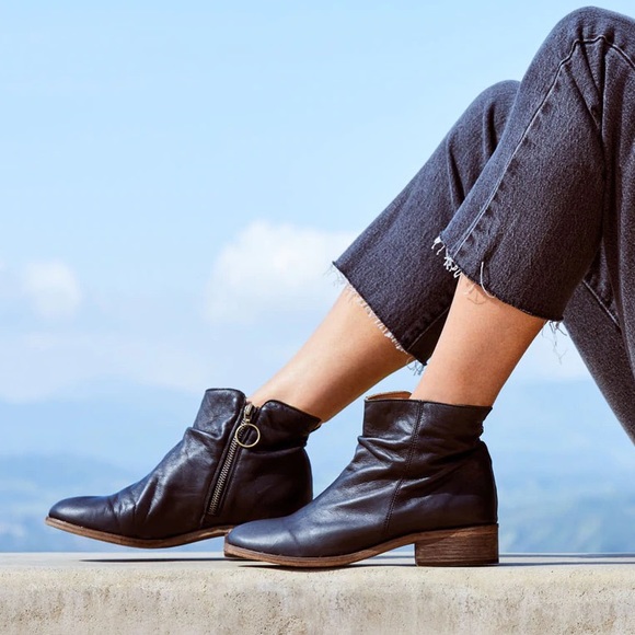 BEEK.. • Quail ankle bootie black leather size 5, worn a handful of times - Picture 2 of 4